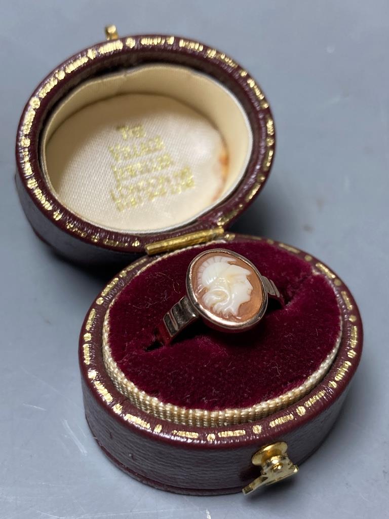 A yellow metal and oval cameo shell set child's ring